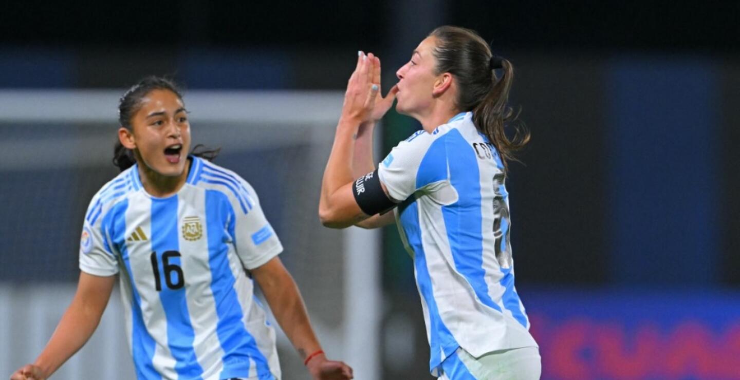 Celebración de gol de la Selección Argentina contra Chile en Copa América femenina. 