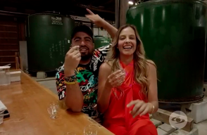 Jhovanoty y Laura Acuña prueban una bebida alcohólica de Japón