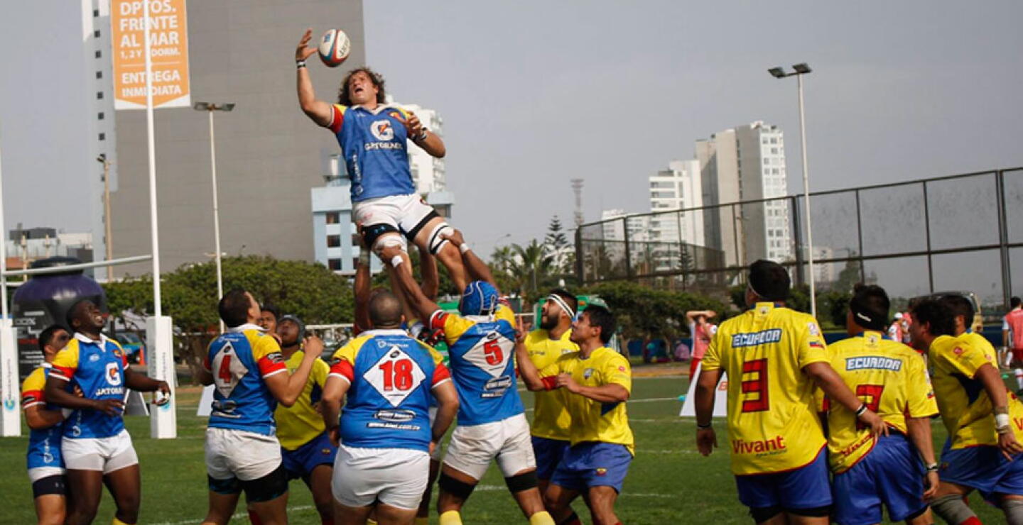 Sebastián Mejía, capitán de Tucanes, sostiene un line o saque de banda. Cortesía: Federación Peruana de Rugby.