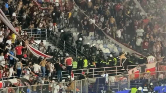 Hinchas de Junior ocasionaron disturbios en la final contra Nacional en el Romelio Martínez. 