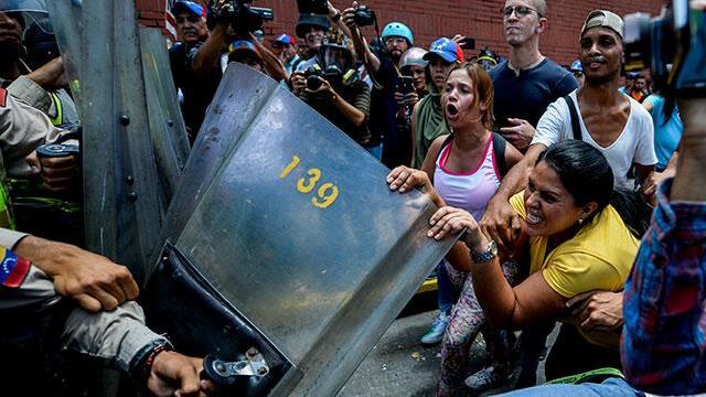 Policía venezolana disuelve marcha de la oposición hacia la Asamblea Nacional