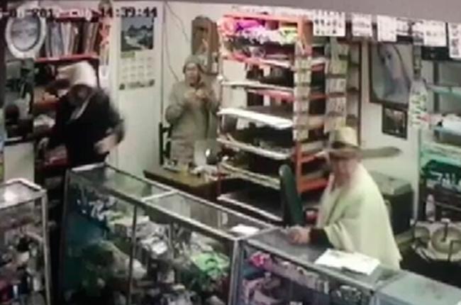 Con machete en mano, un anciano ha enfrentado 3 veces a ladrones en su negocio