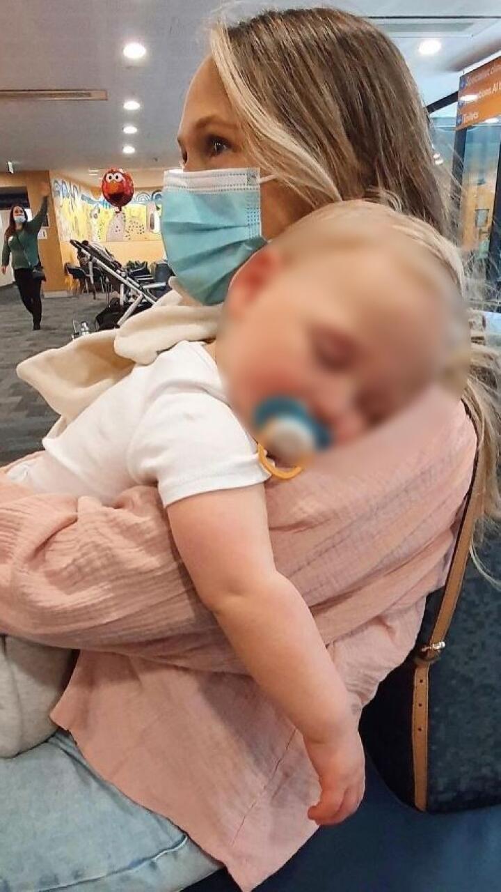Sospechaba que su bebé tenía problemas en el cráneo, los médicos la ignoraron y su instinto materno no le falló