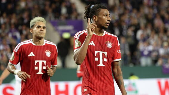 Michael Olise junto a Luis Díaz en uno de los partidos con Bayern Múnich. 