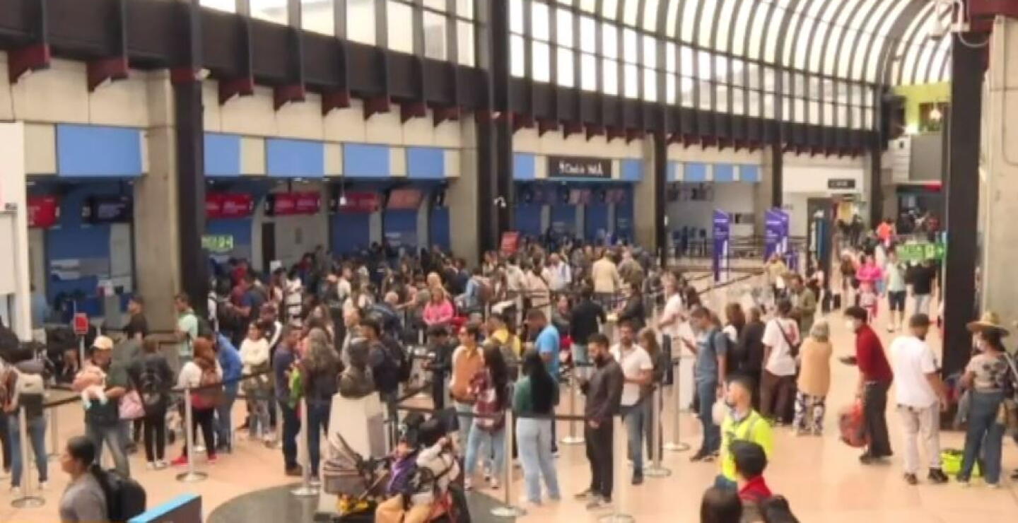 Familia compró vuelos para todo el año en Ultra Air y ahora teme quedar en el "aire"