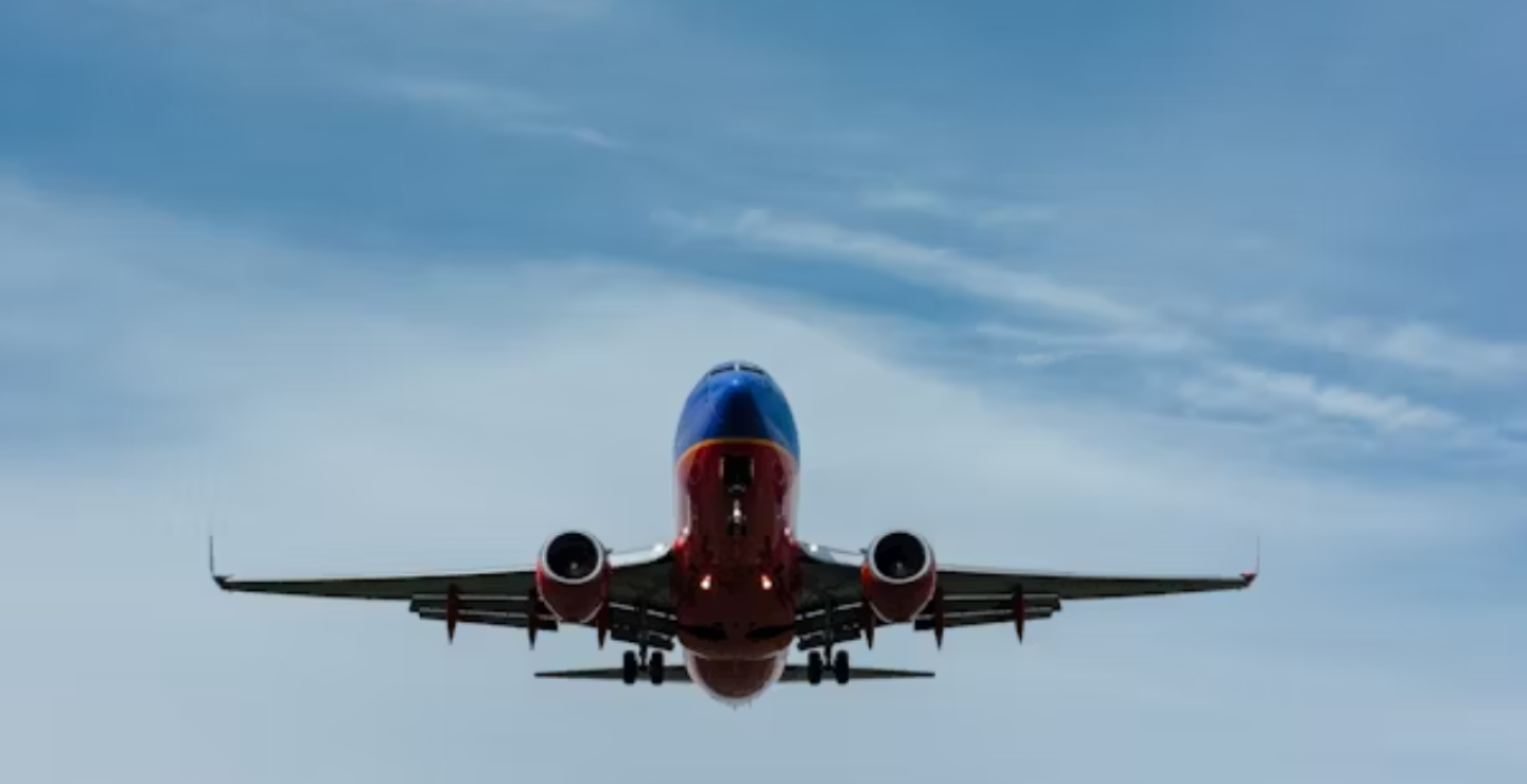 Hombre fallece en avión