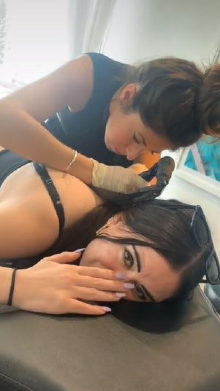 Conoció a un hombre en Tinder y durante su primera cita decidieron tatuarse: ¿Lo haría?