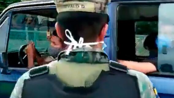 360276_Transportaban a fallecido en carro y quisieron hacerlo pasar como 'dormido' // Foto: captura video Twitter @lahistoriaec