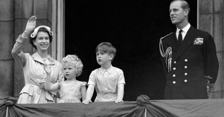1954. Con sus hijos mayores, el príncipe Carlos y la princesa Ana, saludando desde el balcón del palacio de Buckingham.