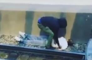 Hombre cae a las vías de un tren