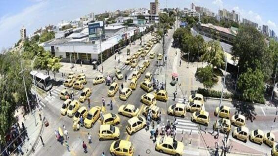 165394_La vía Murillo tuvo problemas de movilidad por el paso de la 'mancha amarilla'. Foto: twitter @transmetrobaq