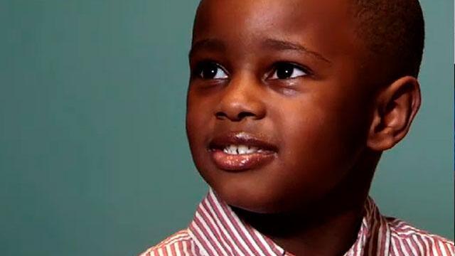 ¡De admirar! Este niño, de 4 años, no pide juguetes sino dinero para invertirlo en una noble causa