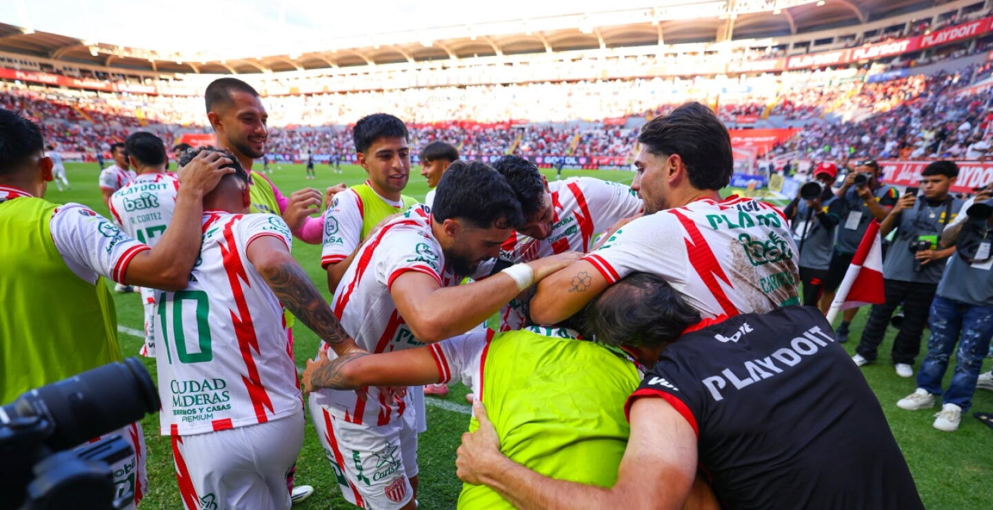 Jugadores del Necaxa y un festejo de gol contra Monterrey en la Liga MX.