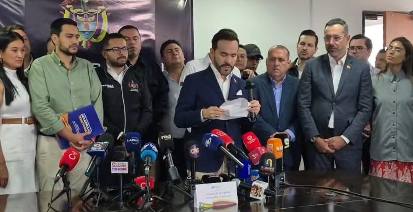 El presidente electo de Colombia, Abelardo de la Espriella durante el empalme en Bucaramanga.jpg