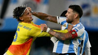 Richard Ríos y Nicolás Otamendi en Argentina vs. Colombia en la Eliminatoria