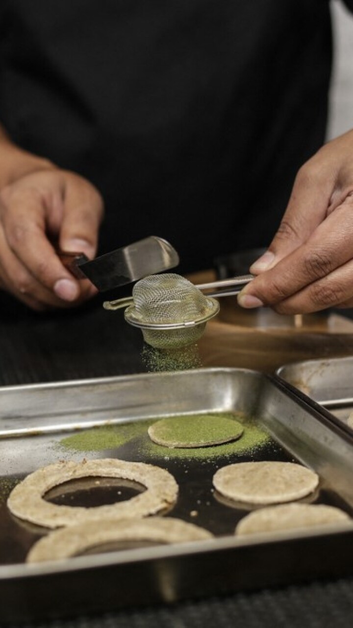 La hoja de coca molida un ingrediente especial en la comida del chef