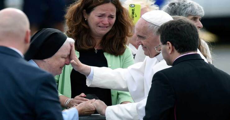 "Muchos de ustedes han emigrado a este país con un gran costo personal, pero con la esperanza de construir una nueva vida. No se desanimen por las dificultades que tengan que afrontar", dijo Francisco, recibido con una ovación y que besó a ni