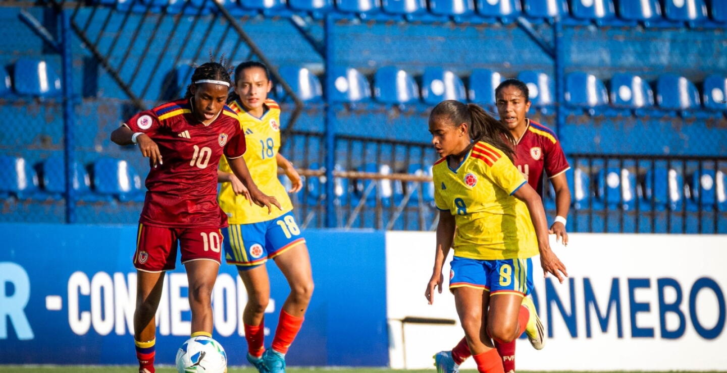 Acción de juego entre la Selección Colombia femenina Sub-20 y Venezuela en el Sudamericano 2026.