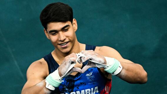 Ángel Barajas, gimnasta colombiano, celebra su medalla de plata en los Juegos Olímpicos de París 2024 Ángel Barajas, gimnasta colombiano, celebra su medalla de plata en los Juegos Olímpicos de París 2024