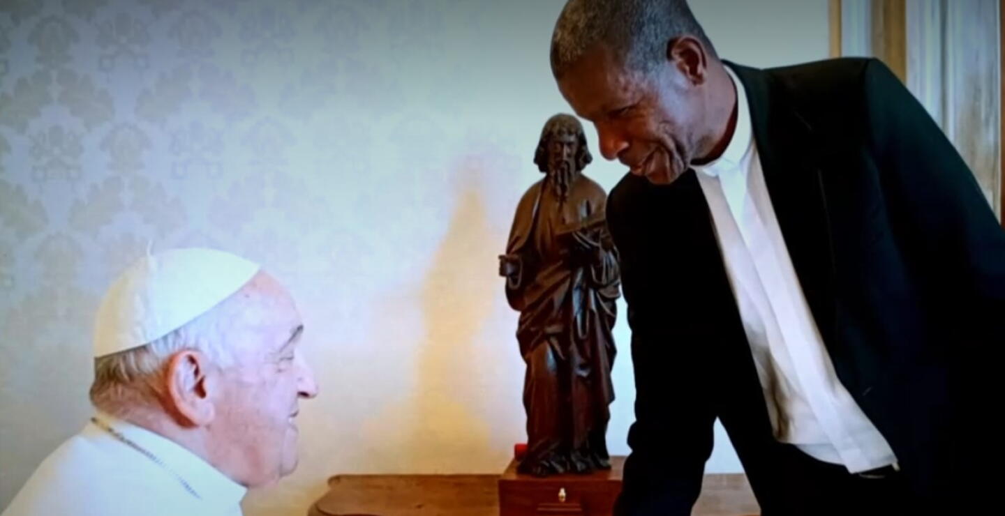 Papa Francisco y padre Wiston Mosquera .jpg