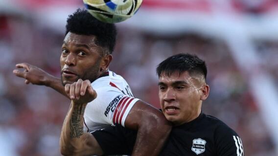 Miguel Borja (izq.), en medio de River Plate vs. Deportivo Riestra por el fútbol argentino. 