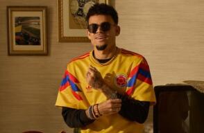 Luis Díaz posando con la camiseta 'retro' de la Selección Colombia.