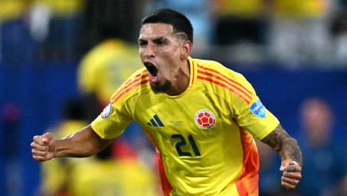Daniel Muñoz, lateral de la Selección Colombia, celebra un gol en las Eliminatorias Sudamericanas