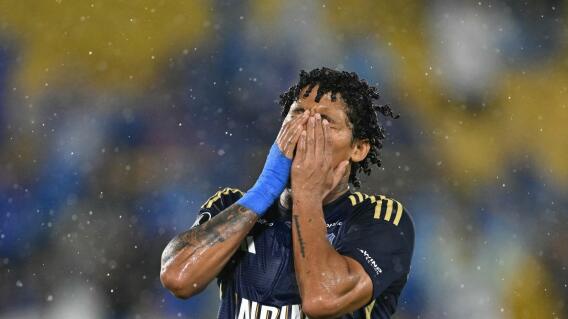 Jugador de Millonarios lamentándose por la eliminación en la Copa Libertadores. Jugador de Millonarios lamentándose por la eliminación en la Copa Libertadores.