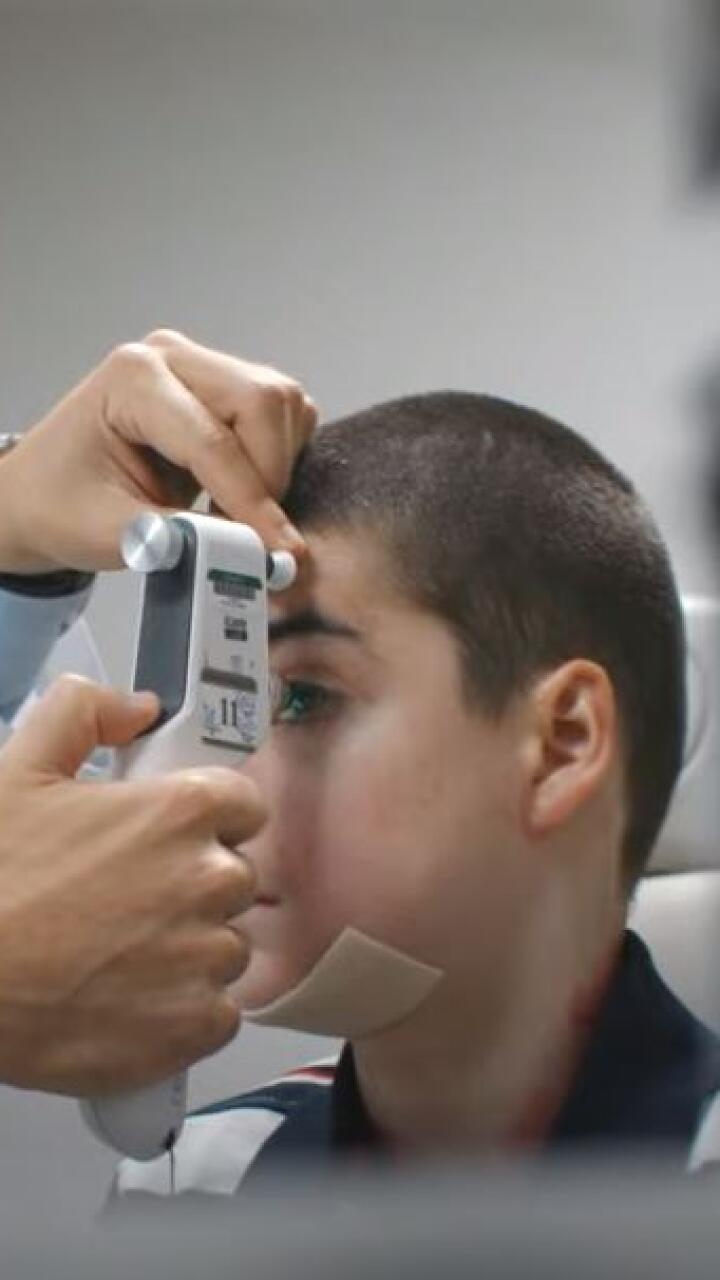 Adolescente recuperó la visión gracias a un innovador tratamiento: padecía raro trastorno ocular