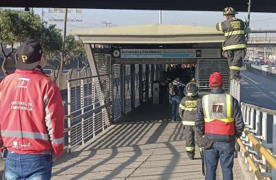 Perrito fue rescatado del techo de la estación San Mateo de TransMilenio
Perrito fue rescatado del techo de la estación San Mateo de TransMilenio