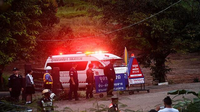 Rescatan a cuatro de los niños atrapados en cueva de Tailandia