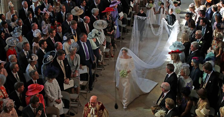 Megan Markle caminó gran parte del recorrido al altar sin ninguna compañía.