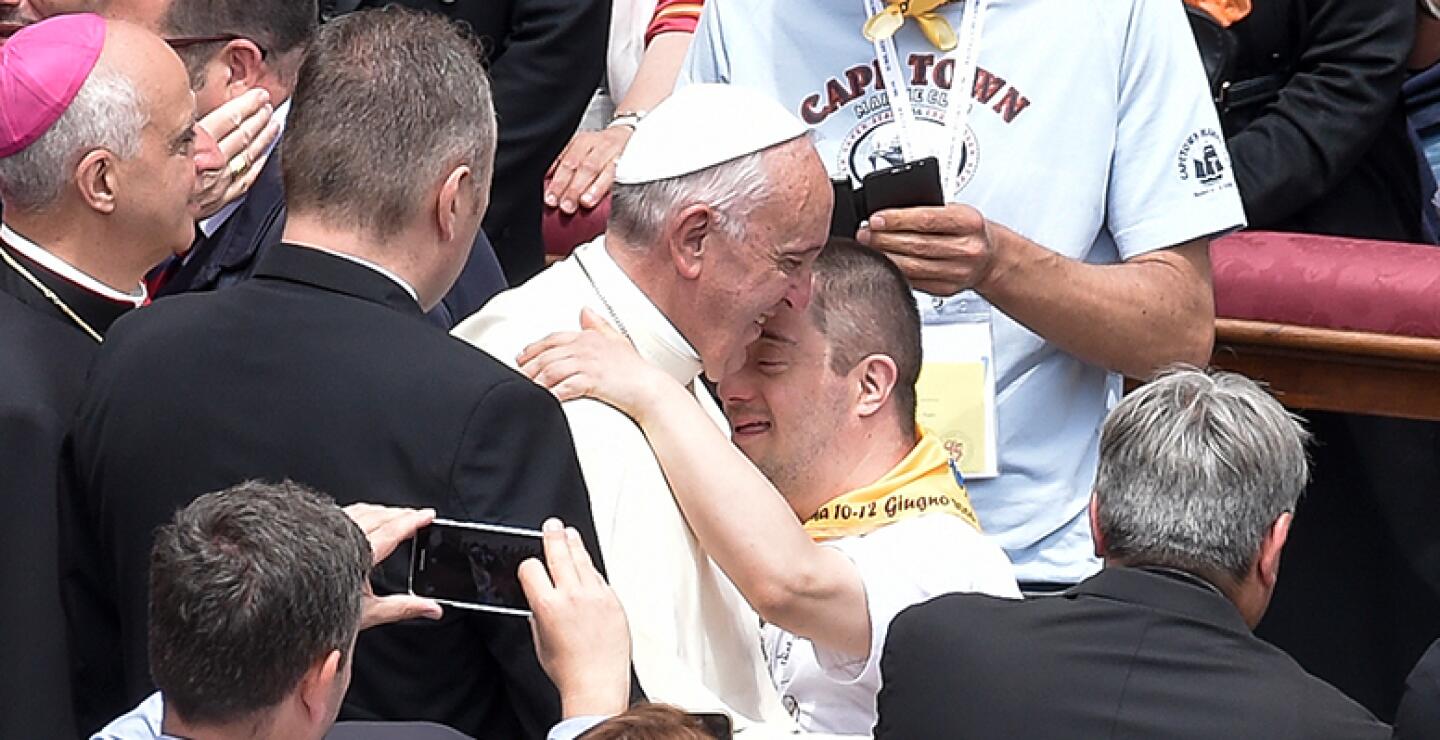 El papa Francisco denunció este domingo delante de 20.000 enfermos y discapacitados en la plaza de San Pedro la "patología del sufrimiento" de la sociedad contemporánea y la marginalización que sufren los discapacitados.