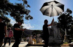 Sequía en Venezuela la gente sale con sombrillas. 