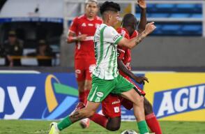Acción de juego entre América y Atlético Nacional por la Copa BetPlay.