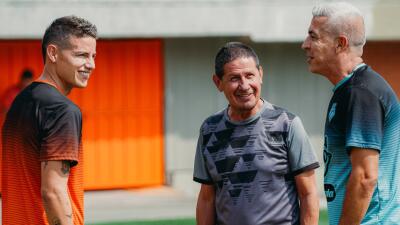 James Rodríguez junto a su papá, Wilson James Rodríguez, y Andrés Orozco técnico de Envigado.