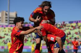 Jugadores de la Selección España Sub-20 celebran el gol que le marcaron a Ucrania en el Mundial. 