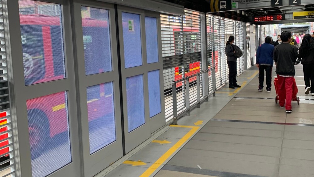 Puertas anticolados TransMilenio.jpg