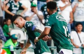 James Rodríguez (izq.) en partido de León frente a Querétaro. 