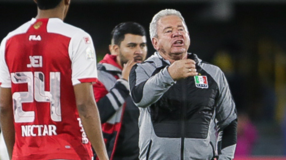 Hernán Darío Herrera, director técnico de Once Caldas, reclamó al árbitro Luis Matorel y a los jugadores de Independiente Santa Fe Hernán Darío Herrera, director técnico de Once Caldas, reclamó al árbitro Luis Matorel y a los jugadores de Independiente Santa Fe
