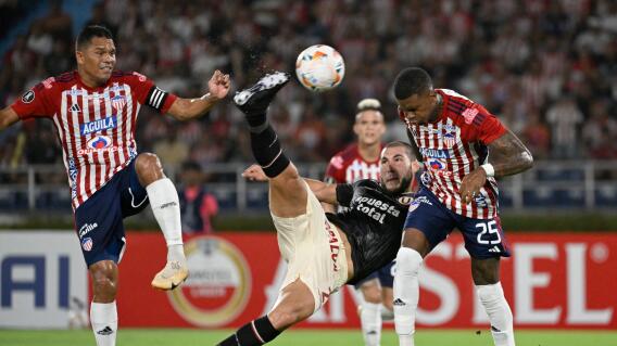 Acción de juego entre Universitario y Junior de Barranquilla Acción de juego entre Universitario y Junior de Barranquilla