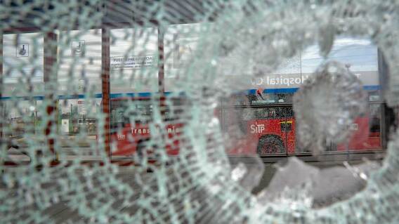 351521_Daños a estaciones de Transmilenio // Foto: AFP