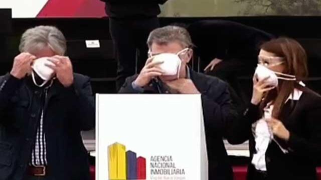 Un tapabocas puso en apuros a Santos durante implosión de edificio del Ministerio de Transporte