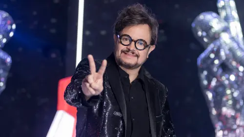 Syntek intenta bailar K-Pop en La Voz Kids