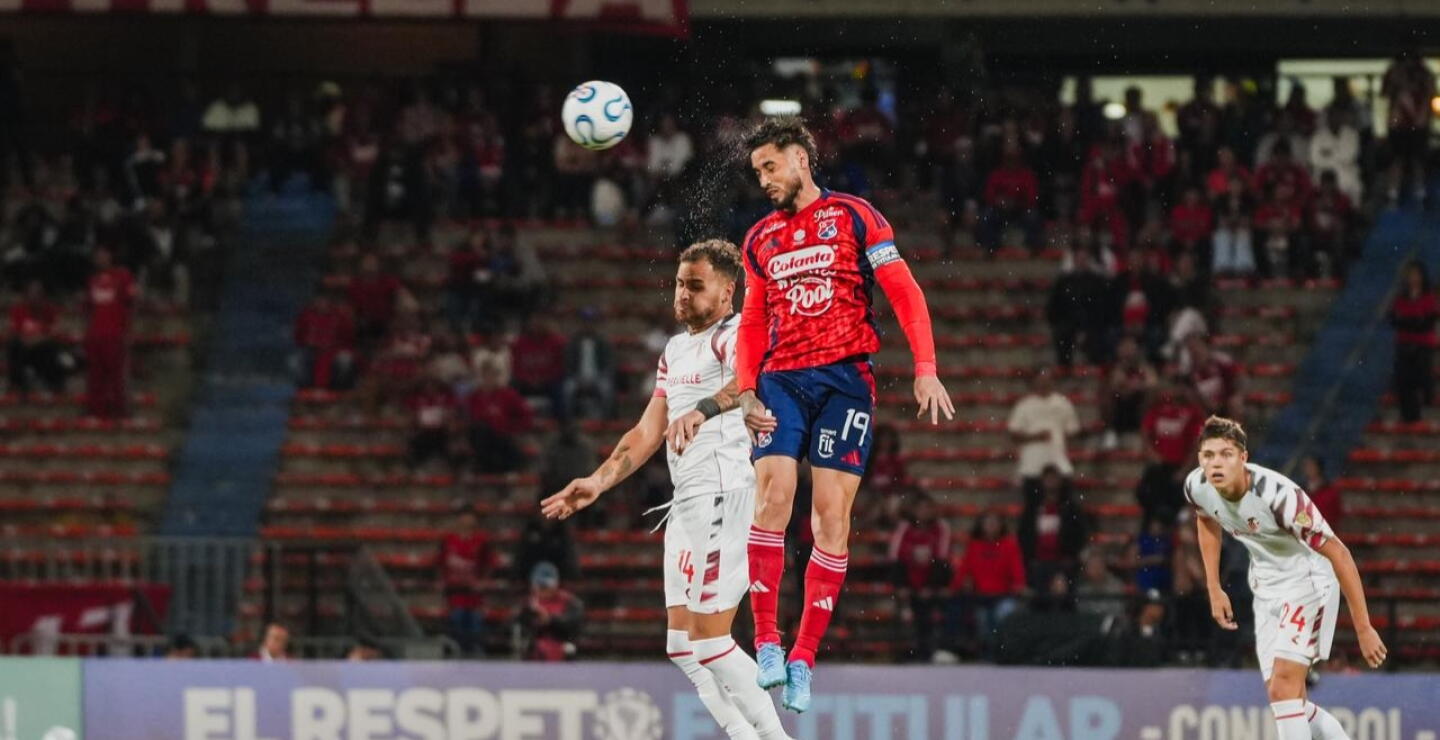 Acción de juego entre Medellín y Estudiantes de la Plata en el Atanasio Girardot.