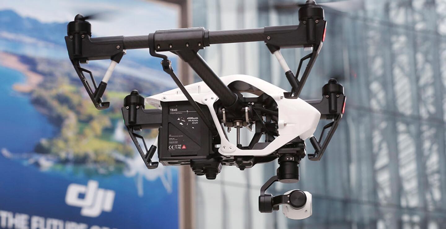 Mientras las empresas esperan que se regule la actividad, ya hay  una cantidad de drones de uso recreativo en operación. Muchos pueden ser operados a través de teléfonos multiusos y algunos cuestan apenas 300 dólares. La firma francesa Parrot ha v