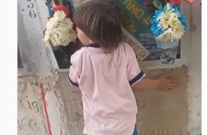 Niño visita la tumba de su papá