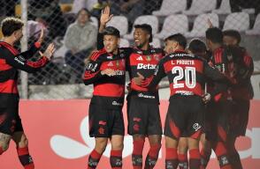 Flamengo se impuso a Cusco en su debut en Copa Libertadores.