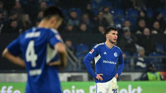 Schalke lamenta el fallecimiento de un aficionado en el duelo contra el Bayer Leverkusen. Schalke lamenta el fallecimiento de un aficionado en el duelo contra el Bayer Leverkusen.