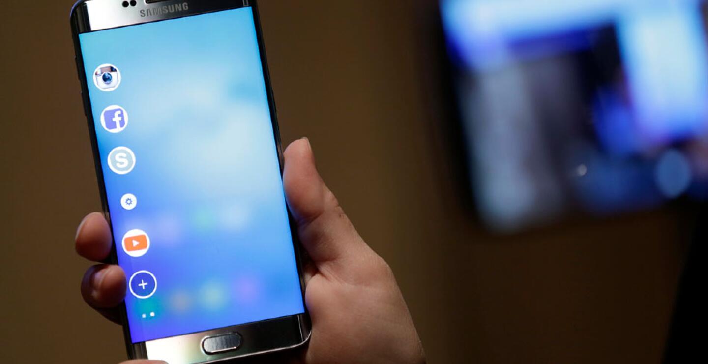 Incorporan elementos del diseño del S6, como marcos de aluminio y parte trasera de vidrio en lugar de plástico.